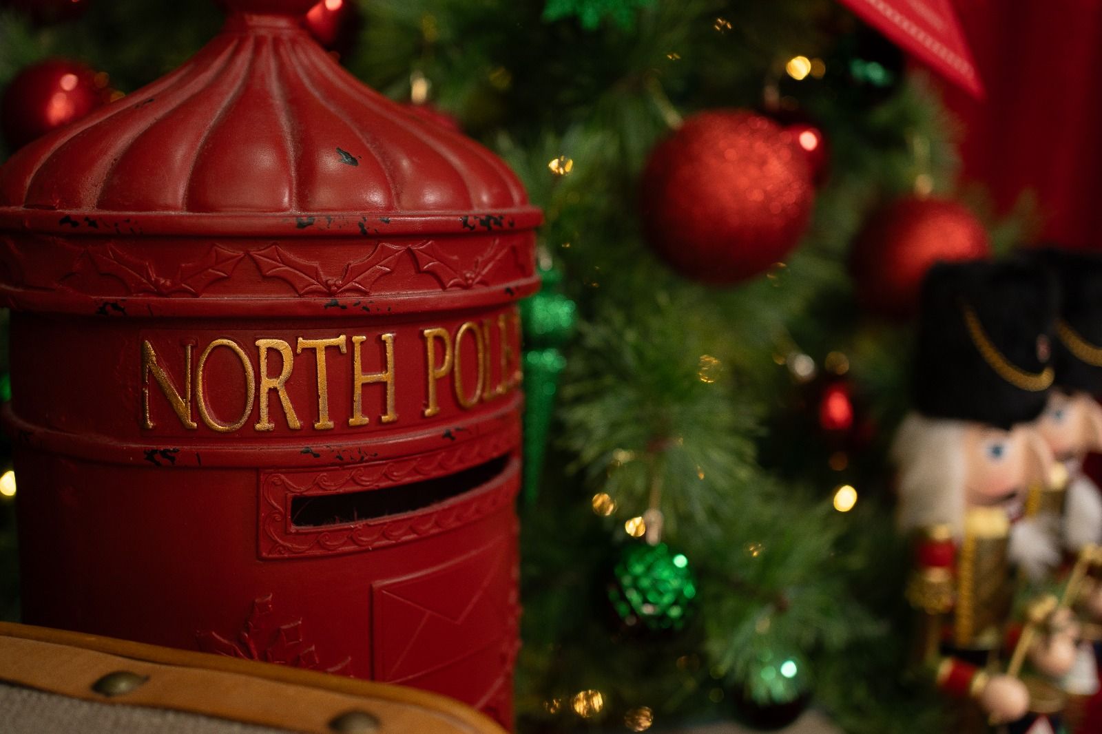 Caixa de correio vermelha North Pole no cenário